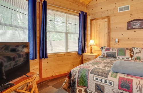 Bryant Cabina | Cozy Bryant Vacation Rental Cabin w/ Hot Tub!