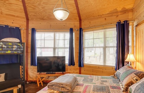 Bryant Cabina | Cozy Bryant Vacation Rental Cabin w/ Hot Tub!