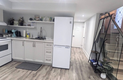 Woodbine - Lumsden Casa | Cozy Bsmt Apartment w/ Parking & Patio - 20mins to Downtown & Beach