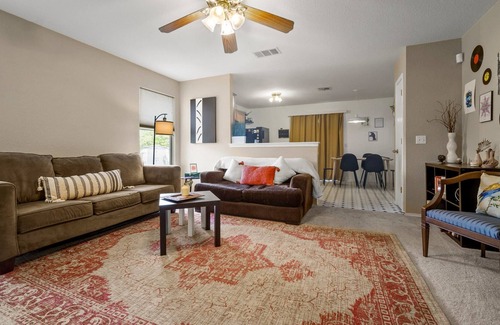 Manor Casa | Cozy ♥ Budget/Dog Friendly◈ Manor ◈ Yard w/Firepit
