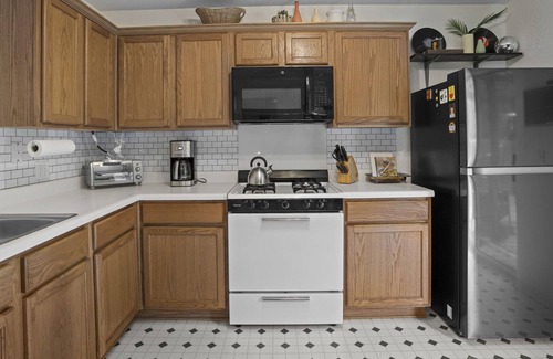 Manor Casa | Cozy ♥ Budget/Dog Friendly◈ Manor ◈ Yard w/Firepit