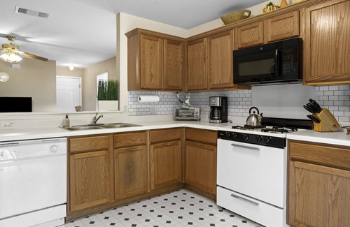 Manor Casa | Cozy ♥ Budget/Dog Friendly◈ Manor ◈ Yard w/Firepit