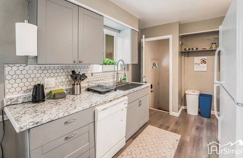 Barths Casa | Cozy Bungalow 2 Kitchens Near Sloans Lake/DT