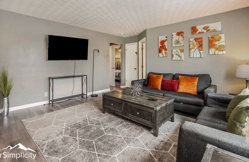 Barths Casa | Cozy Bungalow 2 Kitchens Near Sloans Lake/DT