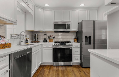 University District Casa | Cozy Bungalow in Highland Park