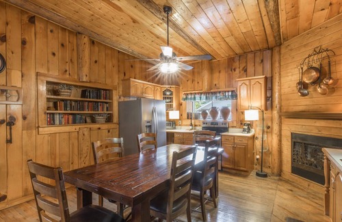 Creede Apartamento | Cozy Bungalow in the Heart of Historic Downtown Creede!