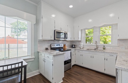 Fredericksburg Casa | Cozy bungalow near old town Fredericksburg close to restaurants, parks & more!