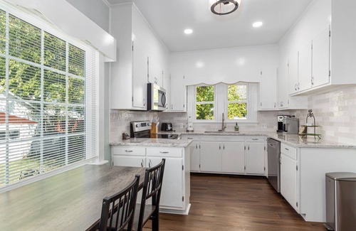 Fredericksburg Casa | Cozy bungalow near old town Fredericksburg close to restaurants, parks & more!