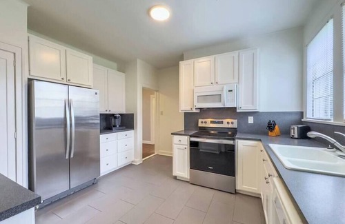 Austin Ave. Casa | Cozy Bungalow on Washington – Private Office