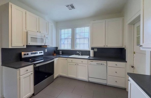 Austin Ave. Casa | Cozy Bungalow on Washington – Private Office