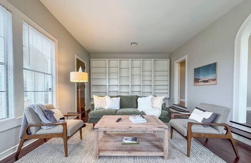 Austin Ave. Casa | Cozy Bungalow on Washington – Private Office