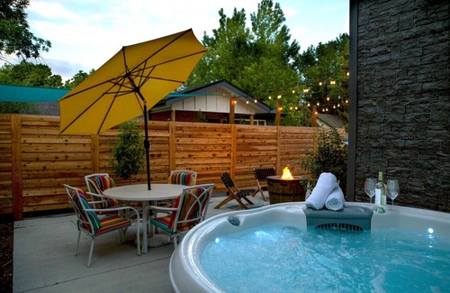 Loveland Apartamento | Cozy Bungalow w/ Hot Tub & Fire Pit, Walk Downtown