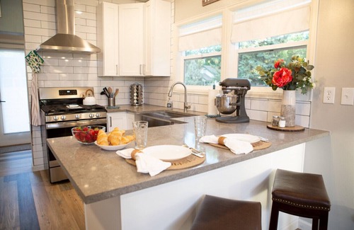 Loveland Apartamento | Cozy Bungalow w/ Hot Tub & Fire Pit, Walk Downtown