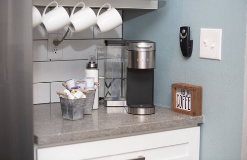 Loveland Apartamento | Cozy Bungalow w/ Hot Tub & Fire Pit, Walk Downtown