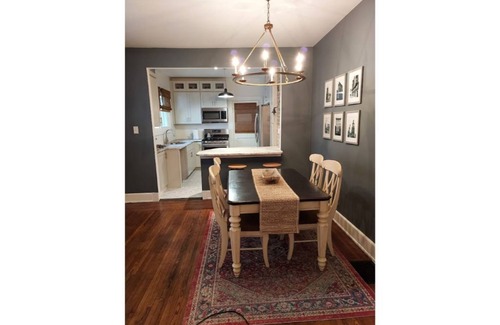 Ludlow Casa | Cozy bungalow with chef's kitchen near Cincinnati