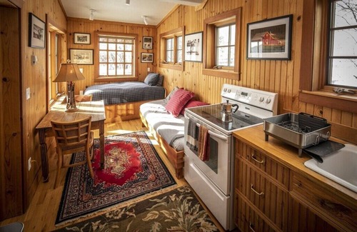 New Castle Cabina | Cozy Bunkhouse and Creekside Sauna Cabin next to the National Forest.