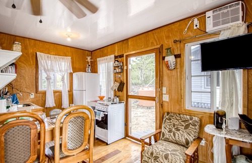 Georgeville Cabina | Cozy cabana with shared plunge pool, scenic views, kitchenette, AC, & WiFi