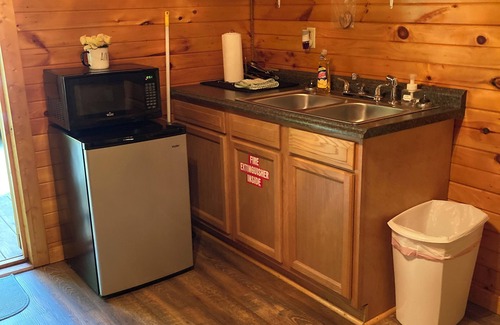Saint Helens Cabina | Cozy cabin #1, in charming Beattyville with AC