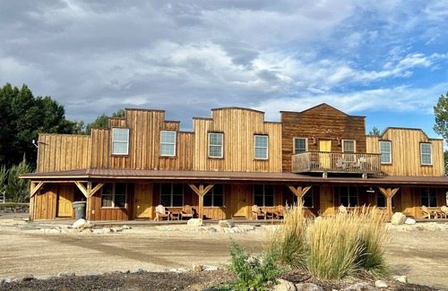 Almo Cabina | Cozy Cabin 11 at the Almo Inn near City of Rocks/Castle Rock Park in Almo, Idaho