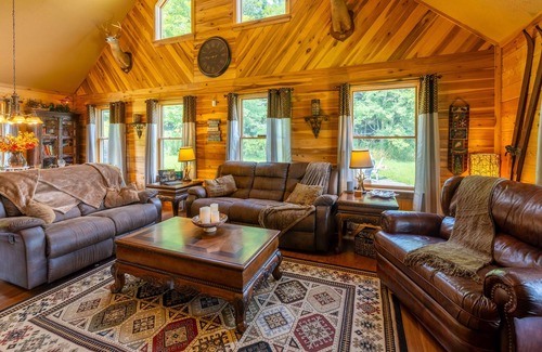 Mountain Base Cabina | Cozy Cabin 2 miles to Snowshoe on 7.5 acres~3BR+Loft~6 beds~Hot Tub~EV Charger