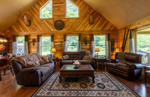 Mountain Base Cabina | Cozy Cabin 2 miles to Snowshoe on 7.5 acres~3BR+Loft~6 beds~Hot Tub~EV Charger