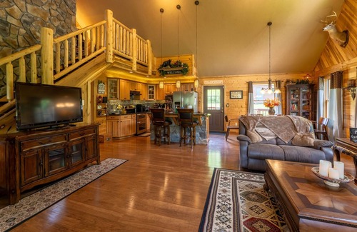 Mountain Base Cabina | Cozy Cabin 2 miles to Snowshoe on 7.5 acres~3BR+Loft~6 beds~Hot Tub~EV Charger