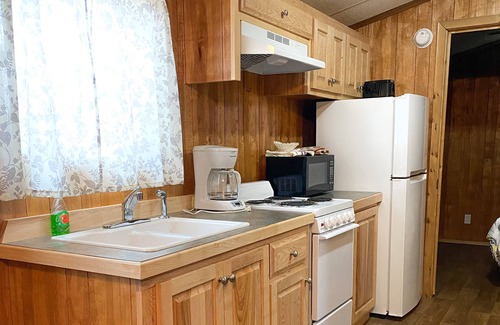 Holladay Cabaña | Cozy Cabin #27 walking distance to KY Lake and GREAT fishing - Camden TN.