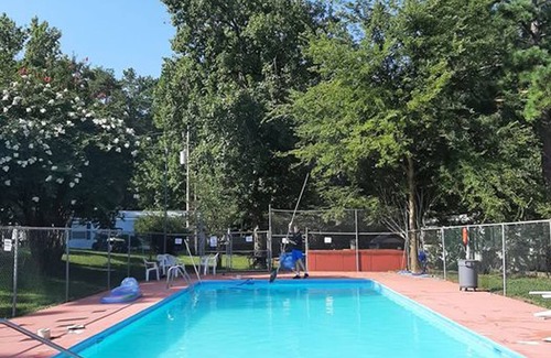 Holladay Cabaña | Cozy Cabin #27 walking distance to KY Lake and GREAT fishing - Camden TN.