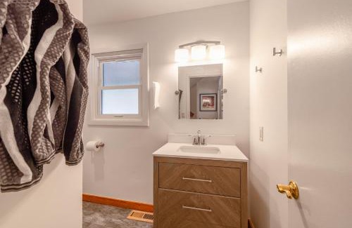 Tahoe Vista Casa | Cozy Cabin 5 Min Walk to Lake Tahoe Hot-Tub Excellent Location