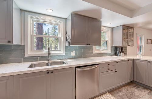 Tahoe Vista Casa | Cozy Cabin 5 Min Walk to Lake Tahoe Hot-Tub Excellent Location