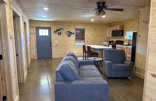 Grant Cabina | Cozy Cabin 5 mins from the lake~Covered Boat Port w/power & lights~Pets~WIFI