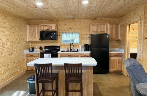 Grant Cabina | Cozy Cabin 5 mins from the lake~Covered Boat Port w/power & lights~Pets~WIFI