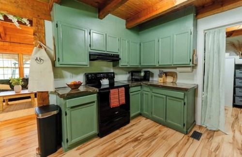 Dickson Cabina | Cozy Cabin and Homestead