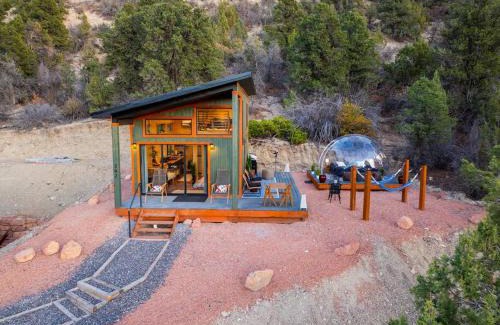 Glendale Casa | Cozy Cabin and Stargazing Dome Bedroom Deck BBQ Hammocks
