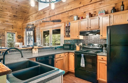 Sevierville Cabina | Cozy cabin at Douglas Lake Resort w/ boat parking, WiFi, hot tub & grill!