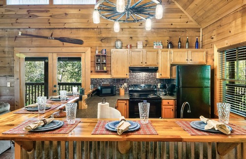 Sevierville Cabina | Cozy cabin at Douglas Lake Resort w/ boat parking, WiFi, hot tub & grill!