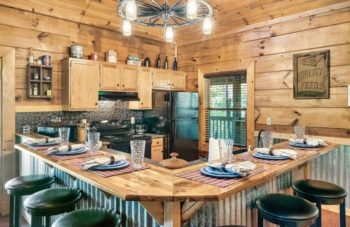 Sevierville Cabina | Cozy cabin at Douglas Lake Resort w/ boat parking, WiFi, hot tub & grill!