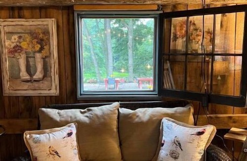 Turner Cama Y Desayuno | Cozy Cabin at Farm Bed and Breakfast in Maine