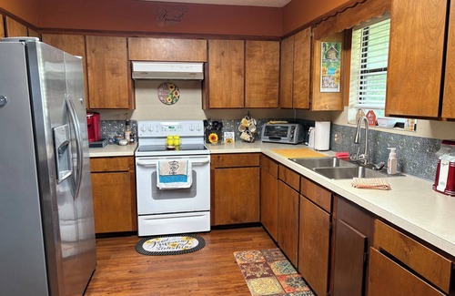 Graford Casa | Cozy Cabin at Possum Kingdom Lake. Close to Rocker B Ranch & PK Ice House.