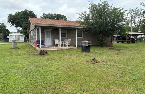 Graford Casa | Cozy Cabin at Possum Kingdom Lake. Close to Rocker B Ranch & PK Ice House.