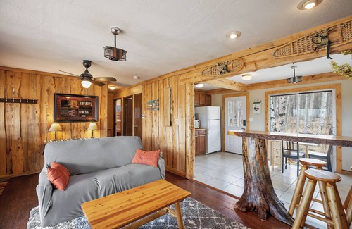 Lake George Cabina | Cozy Cabin -backs to forest, close to fishing