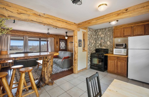 Lake George Cabina | Cozy Cabin -backs to forest, close to fishing