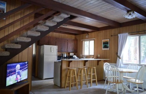Carnelian Bay Casa | Cozy Cabin: border of Tahoe City and Carnelian Bay