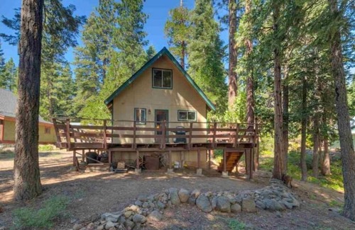 Carnelian Bay Casa | Cozy Cabin: border of Tahoe City and Carnelian Bay