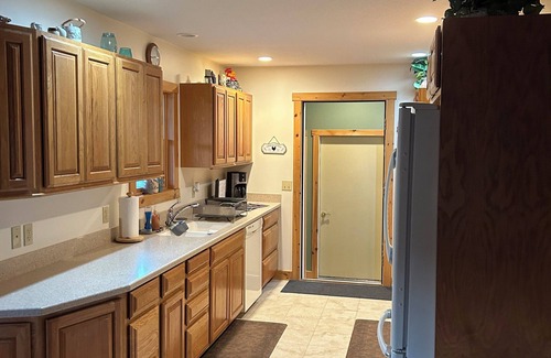 Boyne Falls Cabina | Cozy cabin. Boyne Falls, MI. Pet friendly. Sleeps 10. Full amenities. Views.