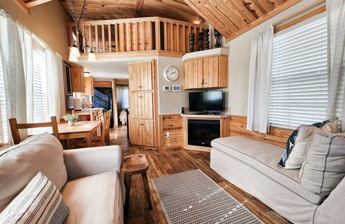 Staples Cabina | Cozy Cabin - by Austin & San Marcos River!