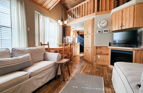 Staples Cabina | Cozy Cabin - by Austin & San Marcos River!