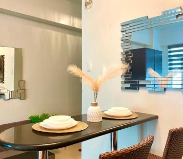 Pinagsama Apartamento | Cozy Cabin by JLS Near Venice Grand Canal Mall