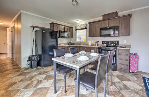 Cassopolis Cabina | Cozy Cabin: Community Pool & Lakefront Beach!
