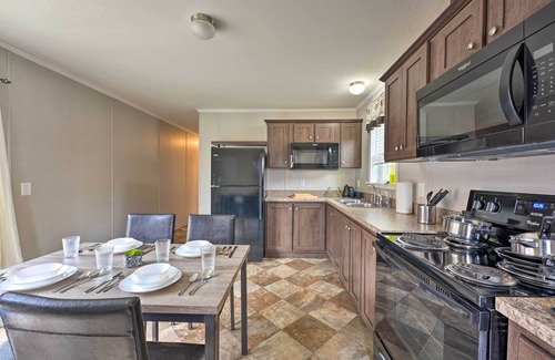 Cassopolis Cabina | Cozy Cabin: Community Pool & Lakefront Beach!